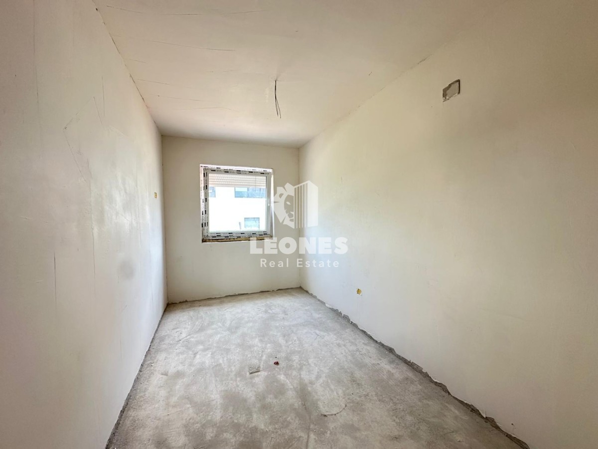 Confortevole appartamento con vista mare e terrazza panoramica a soli 600 metri dal mare a Zambratija