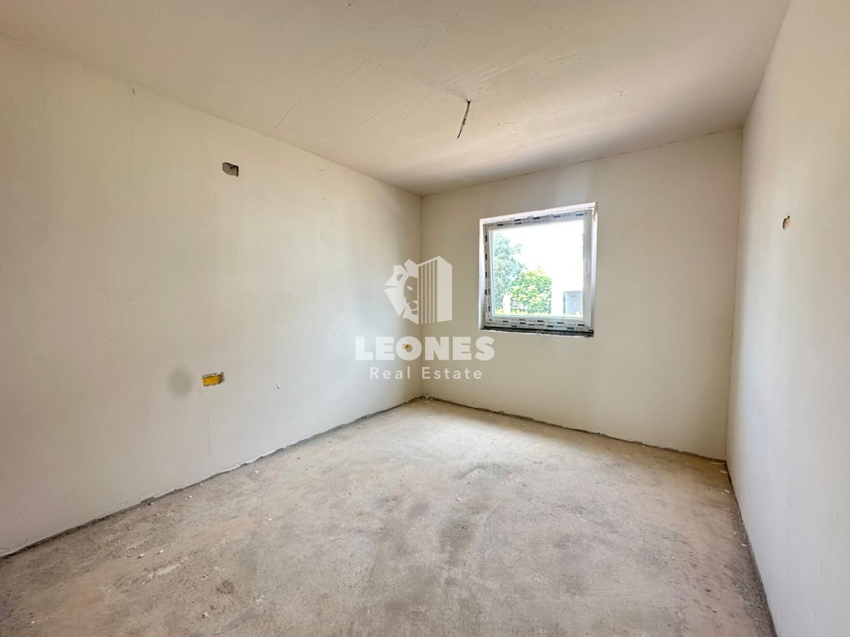 Confortevole appartamento con vista mare e terrazza panoramica a soli 600 metri dal mare a Zambratija