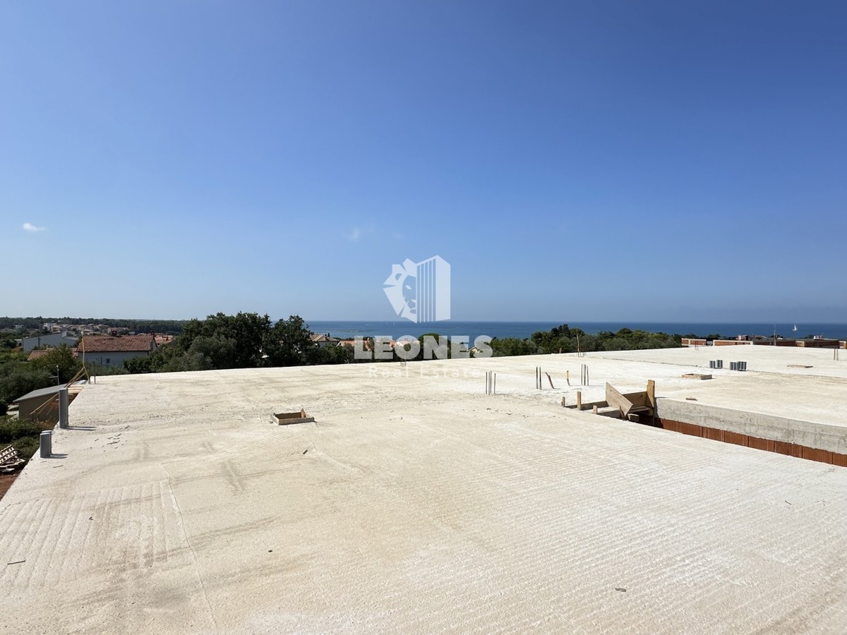 Confortevole appartamento con vista mare e terrazza panoramica a soli 600 metri dal mare a Zambratija