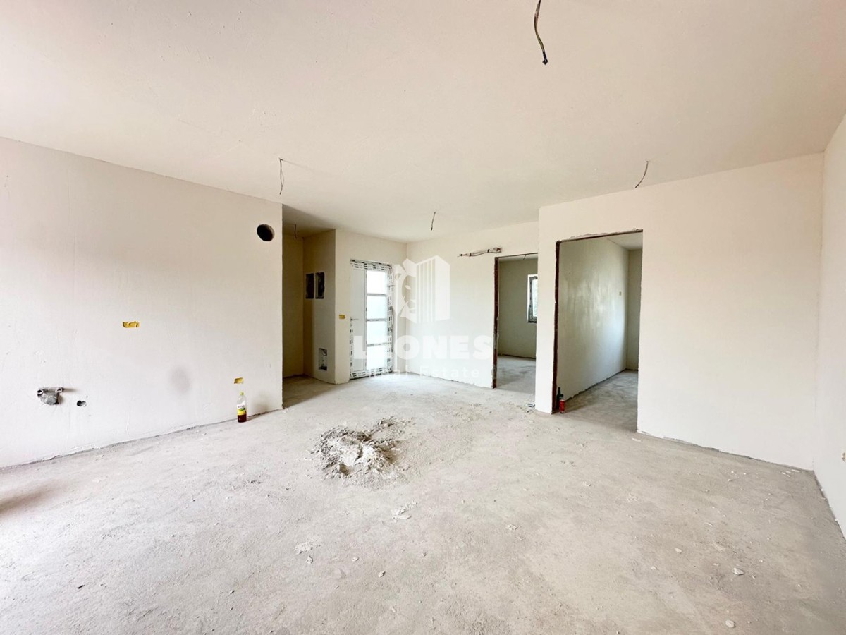 Confortevole appartamento con vista mare e terrazza panoramica a soli 600 metri dal mare a Zambratija
