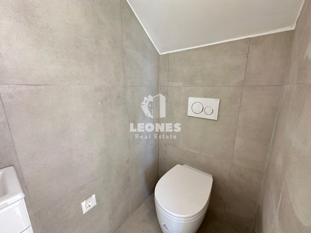 Appartamento duplex con ingresso indipendente e ampio cortile vicino a Parenzo con vista mare