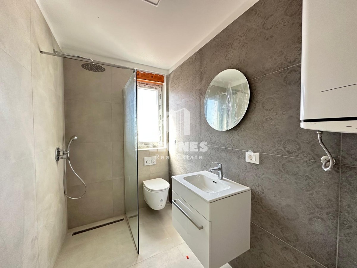 Appartamento duplex con ingresso indipendente e ampio cortile vicino a Parenzo con vista mare