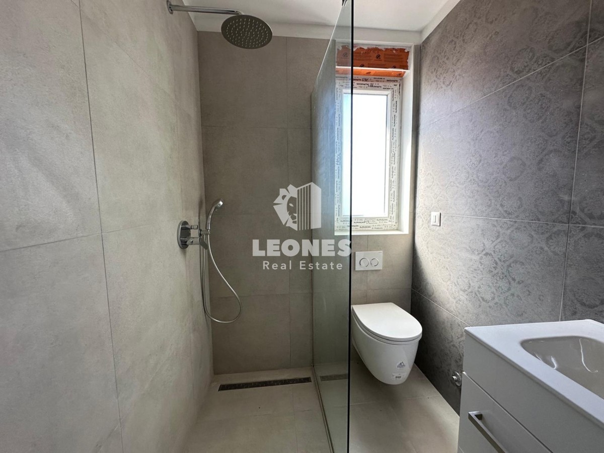 Appartamento duplex con ingresso indipendente e ampio cortile vicino a Parenzo con vista mare