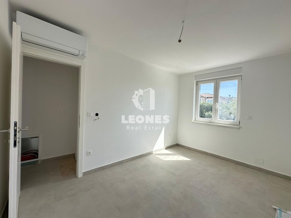 Appartamento duplex con ingresso indipendente e ampio cortile vicino a Parenzo con vista mare