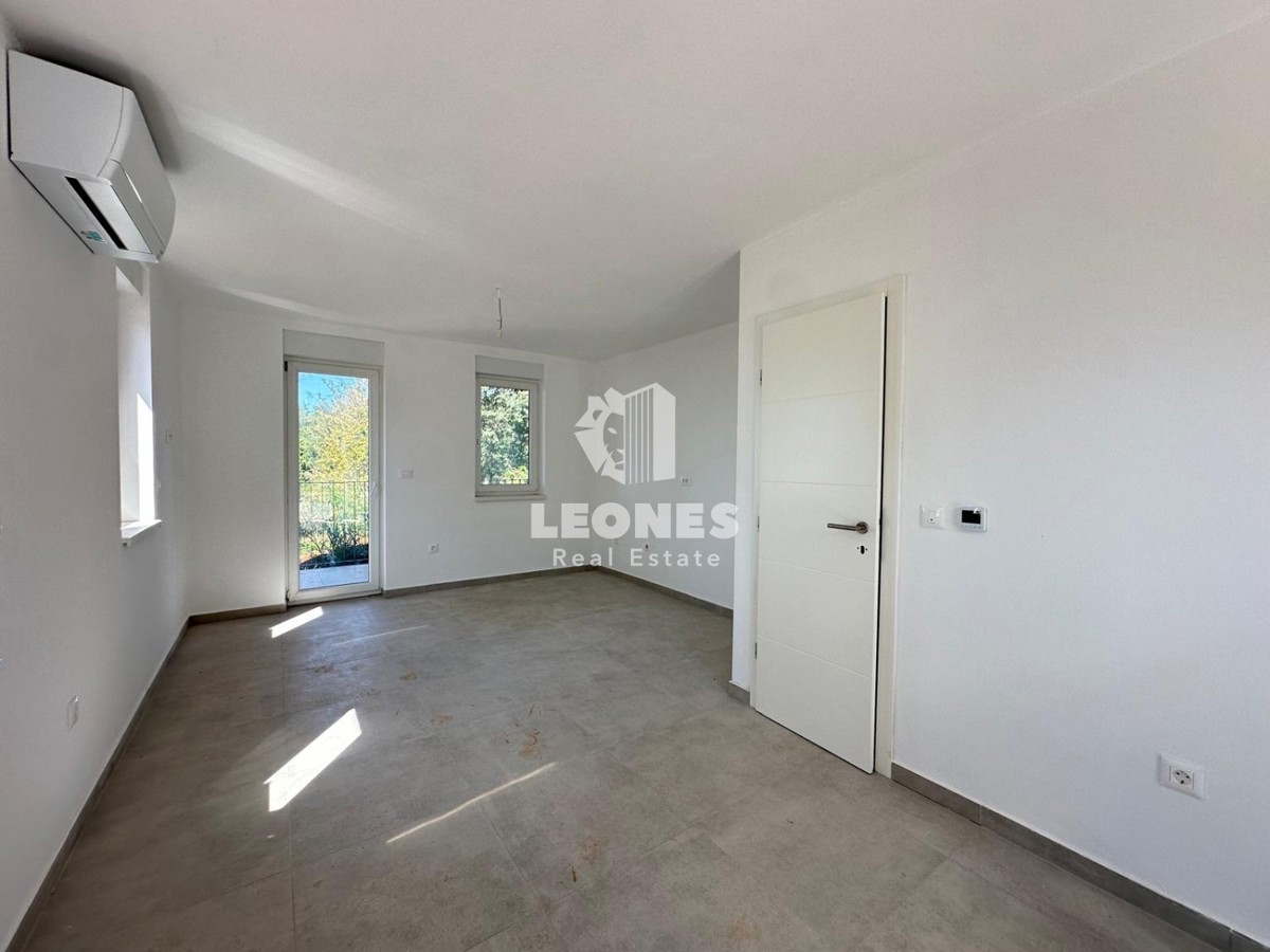 Appartamento duplex con ingresso indipendente e ampio cortile vicino a Parenzo con vista mare