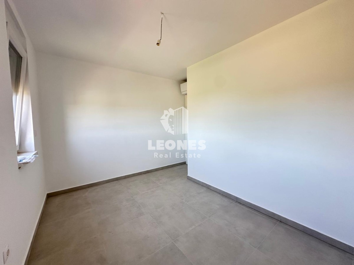 Appartamento duplex con ingresso indipendente e ampio cortile vicino a Parenzo con vista mare