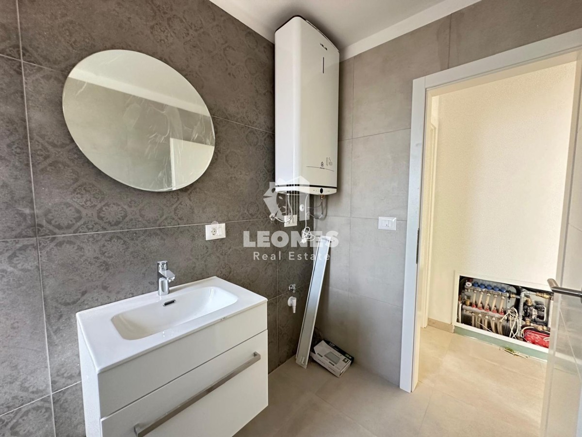 Appartamento duplex con ingresso indipendente e ampio cortile vicino a Parenzo con vista mare