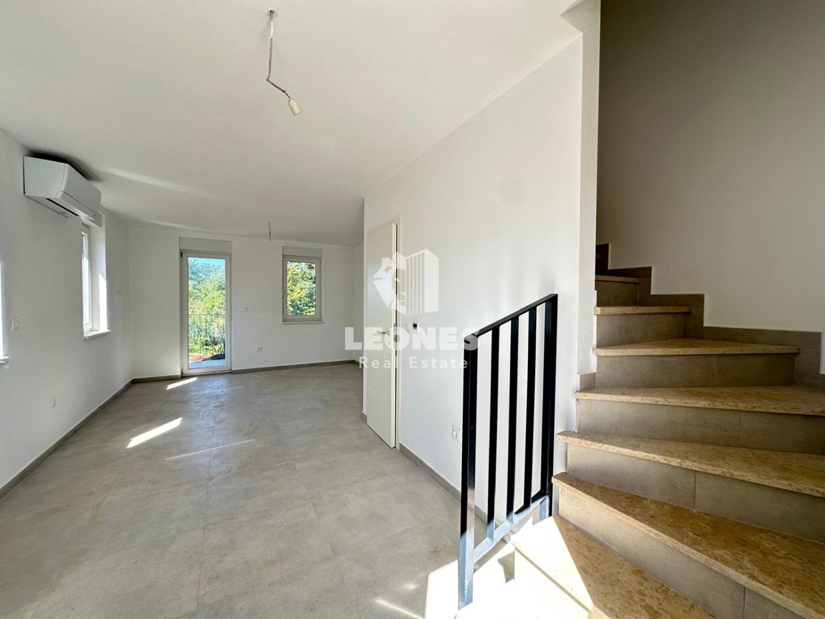 Appartamento duplex con ingresso indipendente e ampio cortile vicino a Parenzo con vista mare