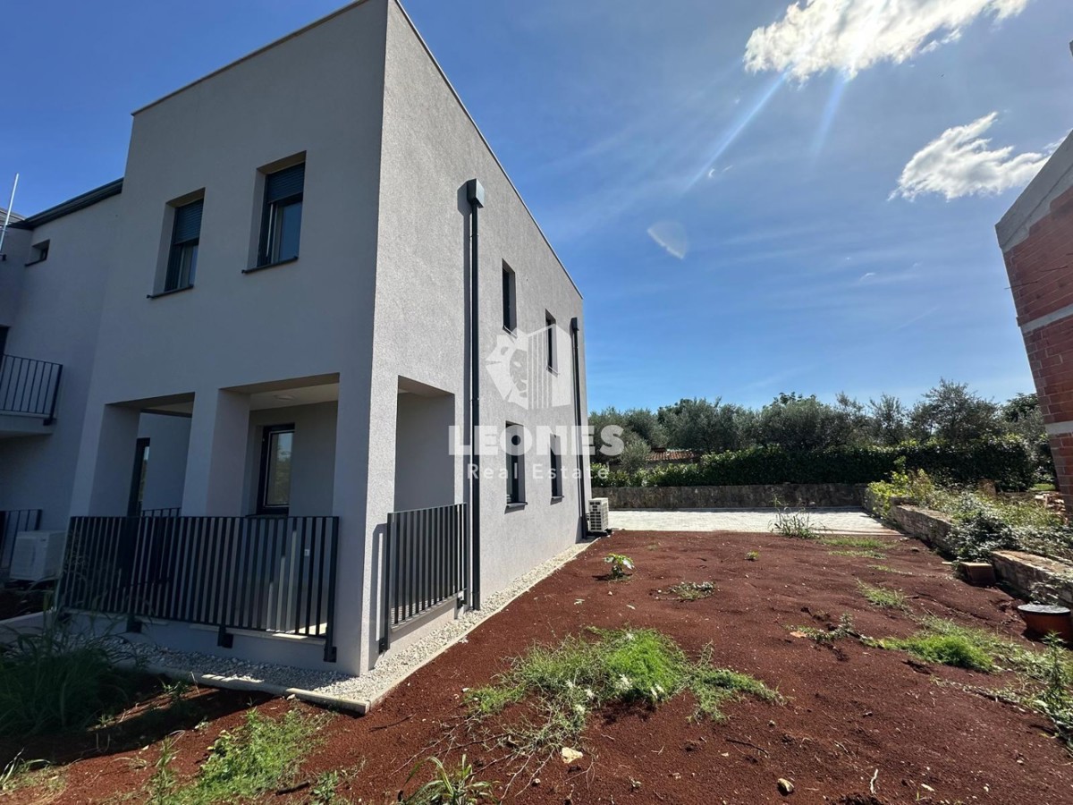 Appartamento duplex con ingresso indipendente e ampio cortile vicino a Parenzo con vista mare