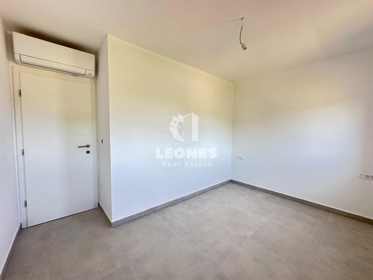 Appartamento duplex con ingresso indipendente e ampio cortile vicino a Parenzo con vista mare