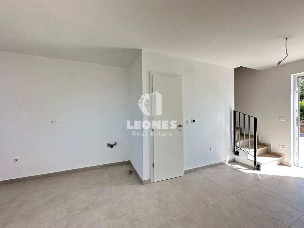 Appartamento duplex con ingresso indipendente e ampio cortile vicino a Parenzo con vista mare