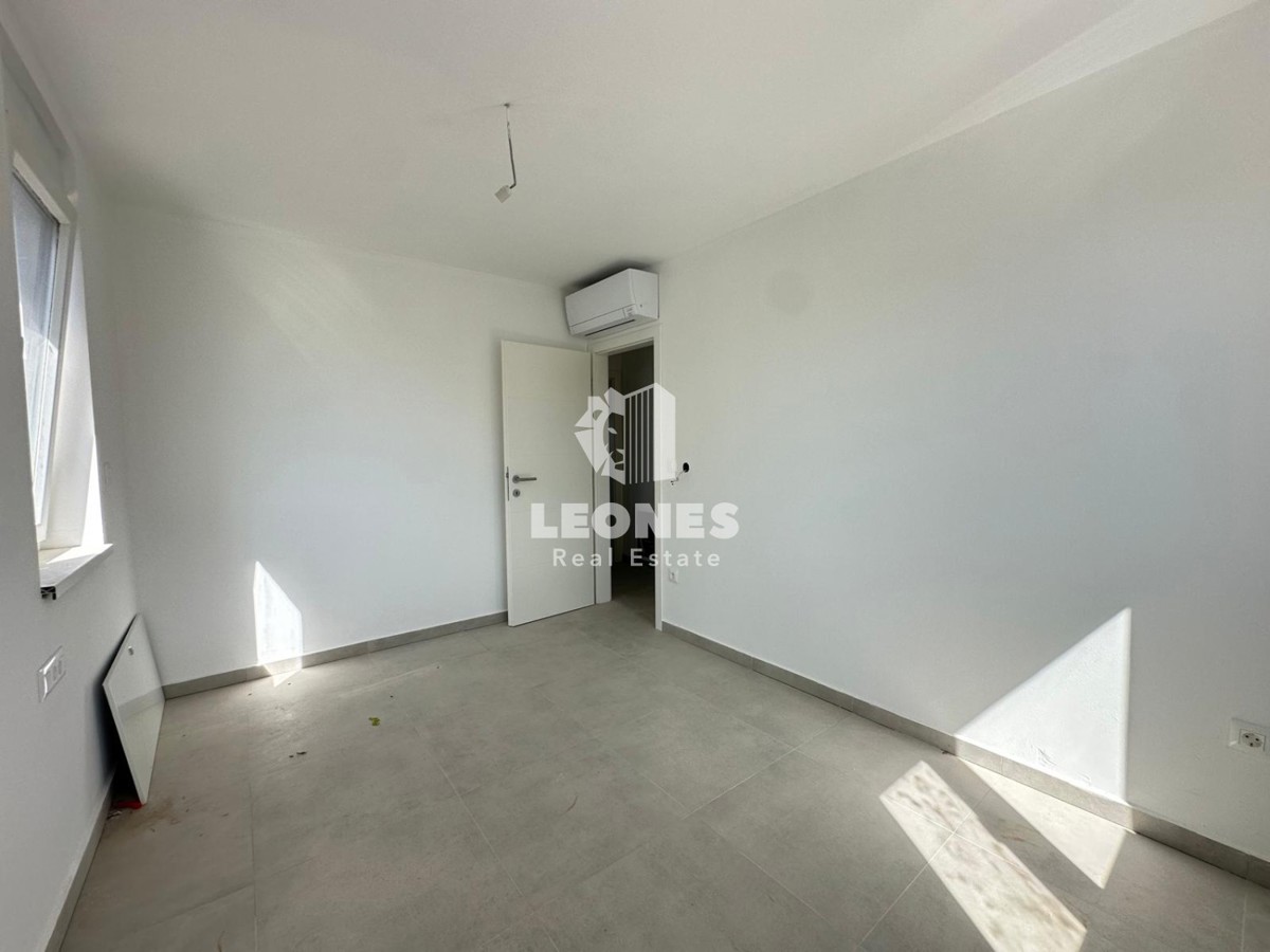 Appartamento duplex con ingresso indipendente e ampio cortile vicino a Parenzo con vista mare