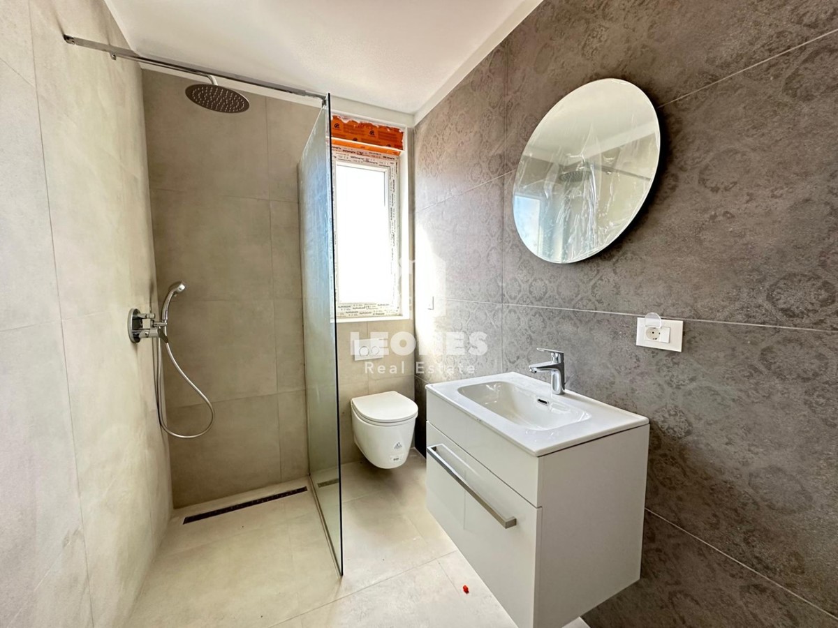 Appartamento duplex con ingresso indipendente e ampio cortile vicino a Parenzo con vista mare