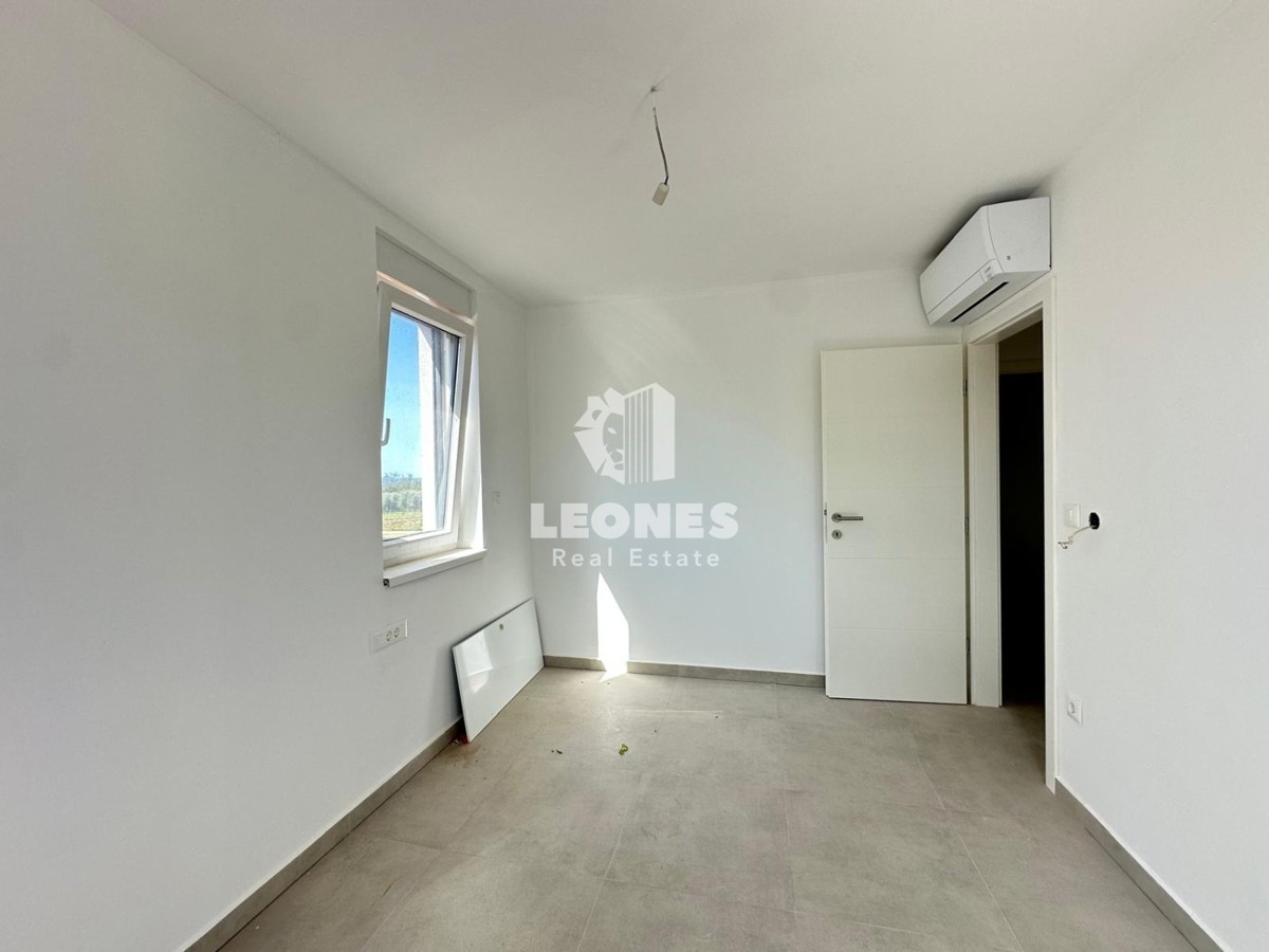 Appartamento duplex con ingresso indipendente e ampio cortile vicino a Parenzo con vista mare