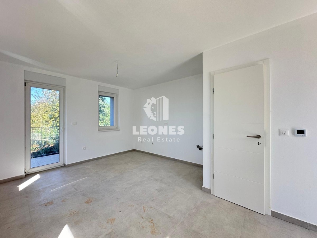 Appartamento duplex con ingresso indipendente e ampio cortile vicino a Parenzo con vista mare