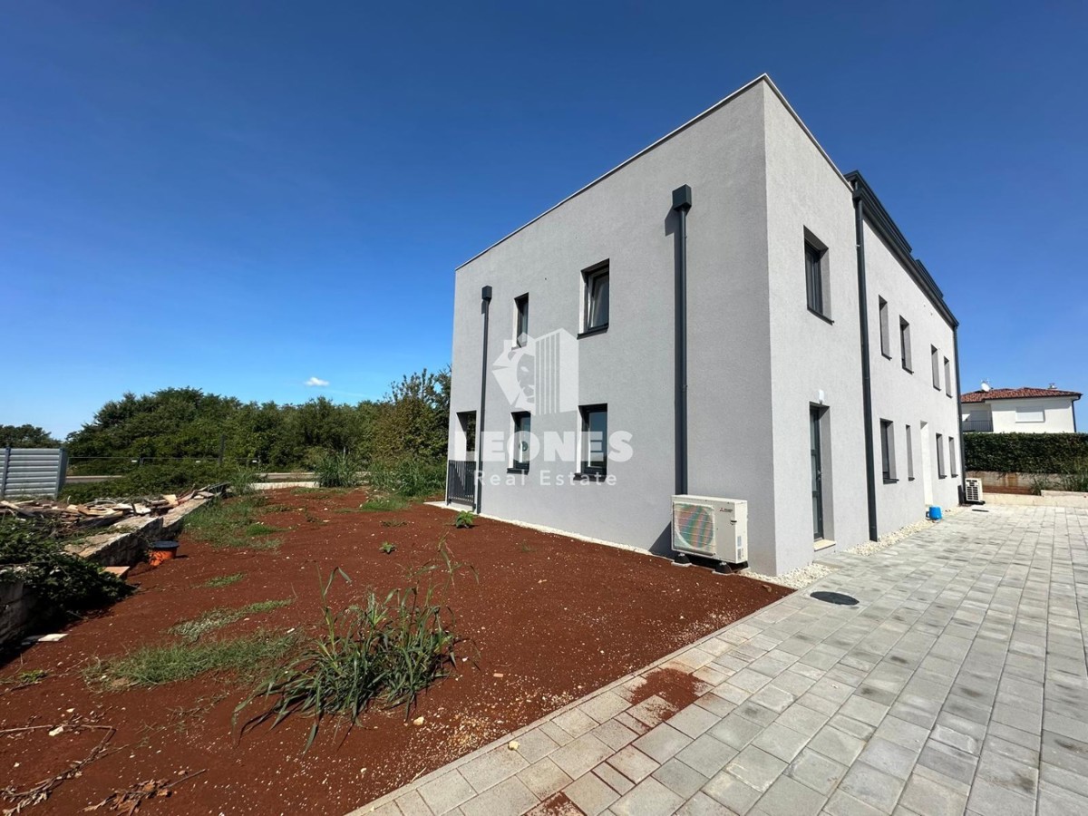 Appartamento duplex con ingresso indipendente e ampio cortile vicino a Parenzo con vista mare