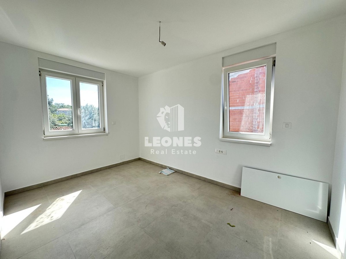 Appartamento duplex con ingresso indipendente e ampio cortile vicino a Parenzo con vista mare