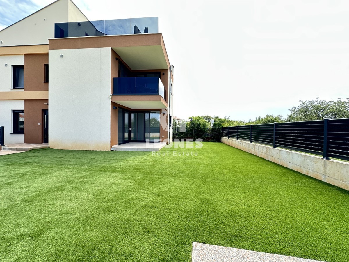 Appartamento al piano terra con giardino e vista mare a Parenzo