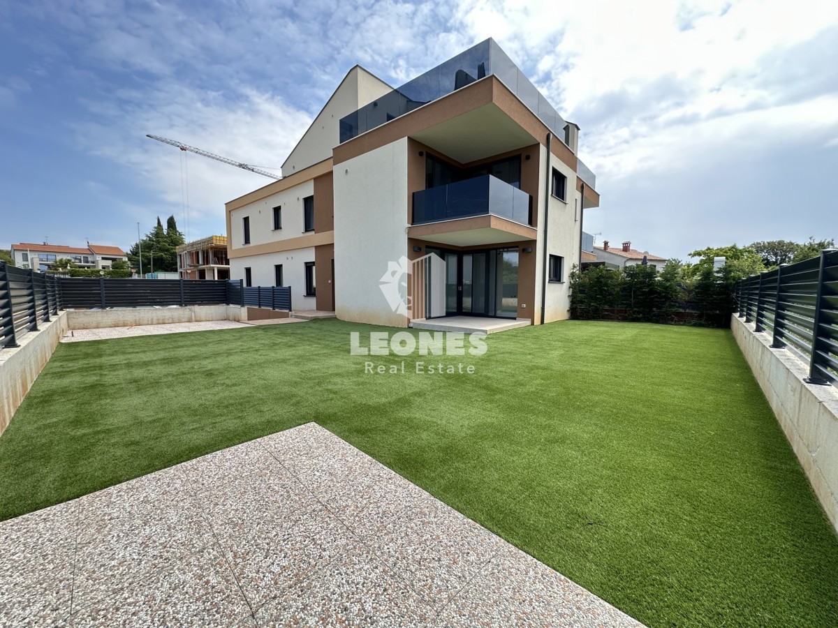 Appartamento al piano terra con giardino e vista mare a Parenzo
