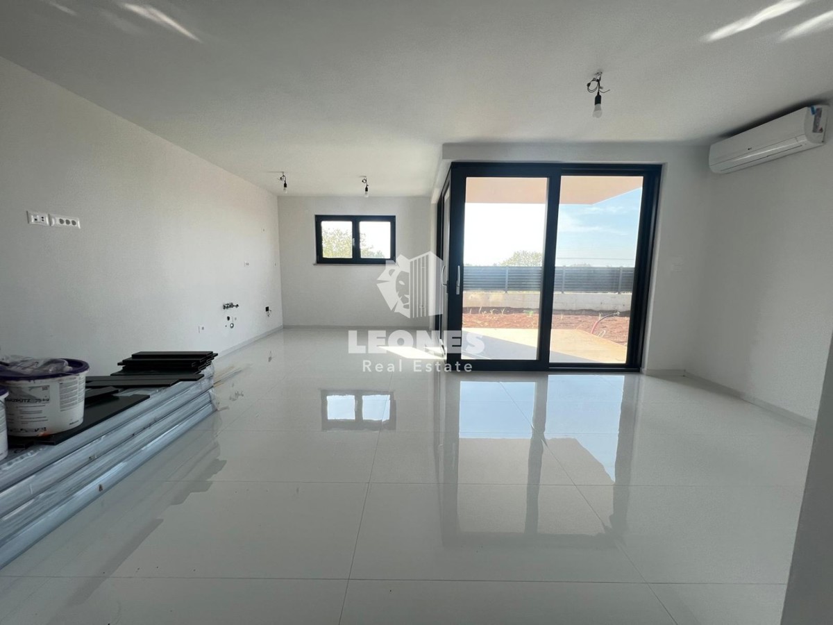 Appartamento al piano terra con giardino e vista mare a Parenzo