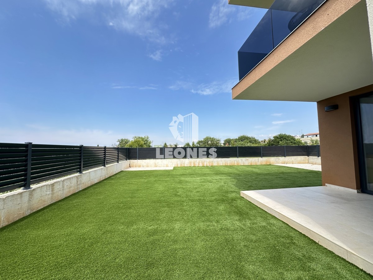 Appartamento al piano terra con giardino e vista mare a Parenzo