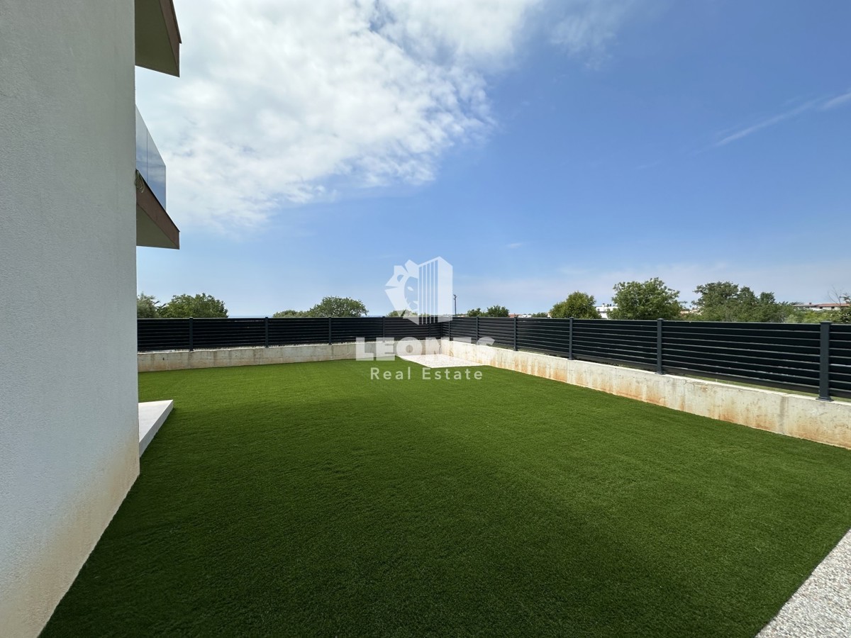 Appartamento al piano terra con giardino e vista mare a Parenzo