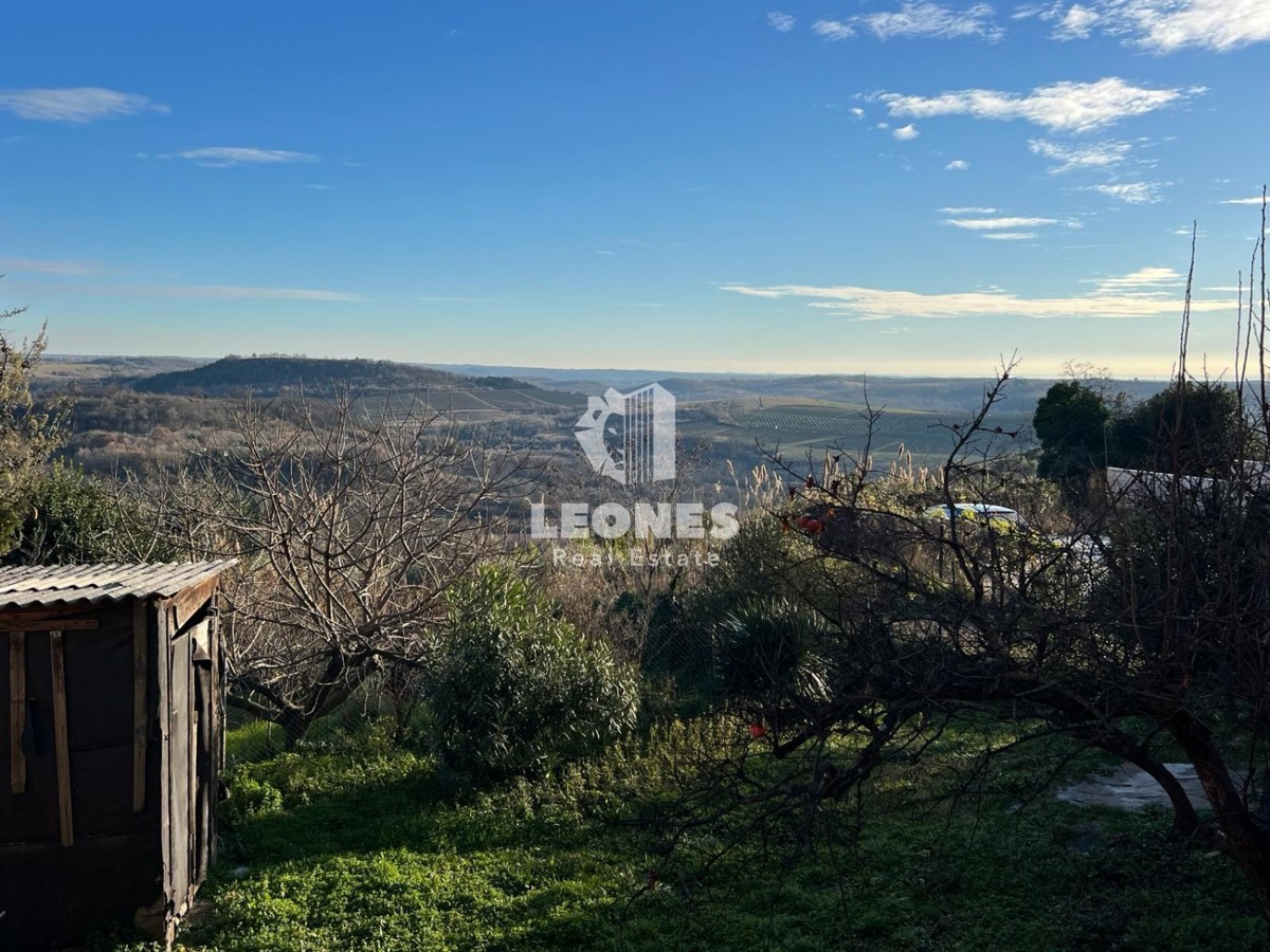 Terreno edificabile con bellissima vista sul verde nel centro di Buie