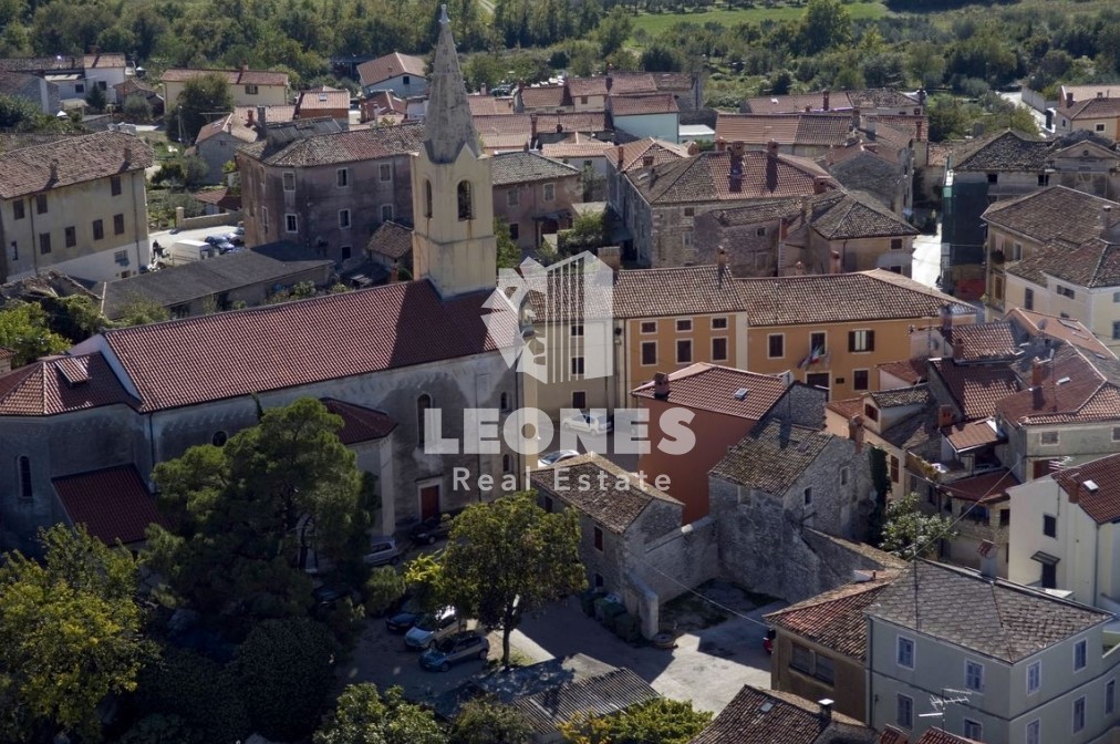 Terreno edificabile con bellissima vista sul verde nel centro di Buie