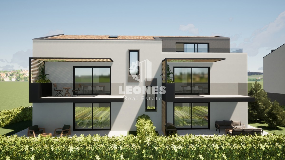 Attico con bellissima vista sul mare in una buona posizione a Parenzo