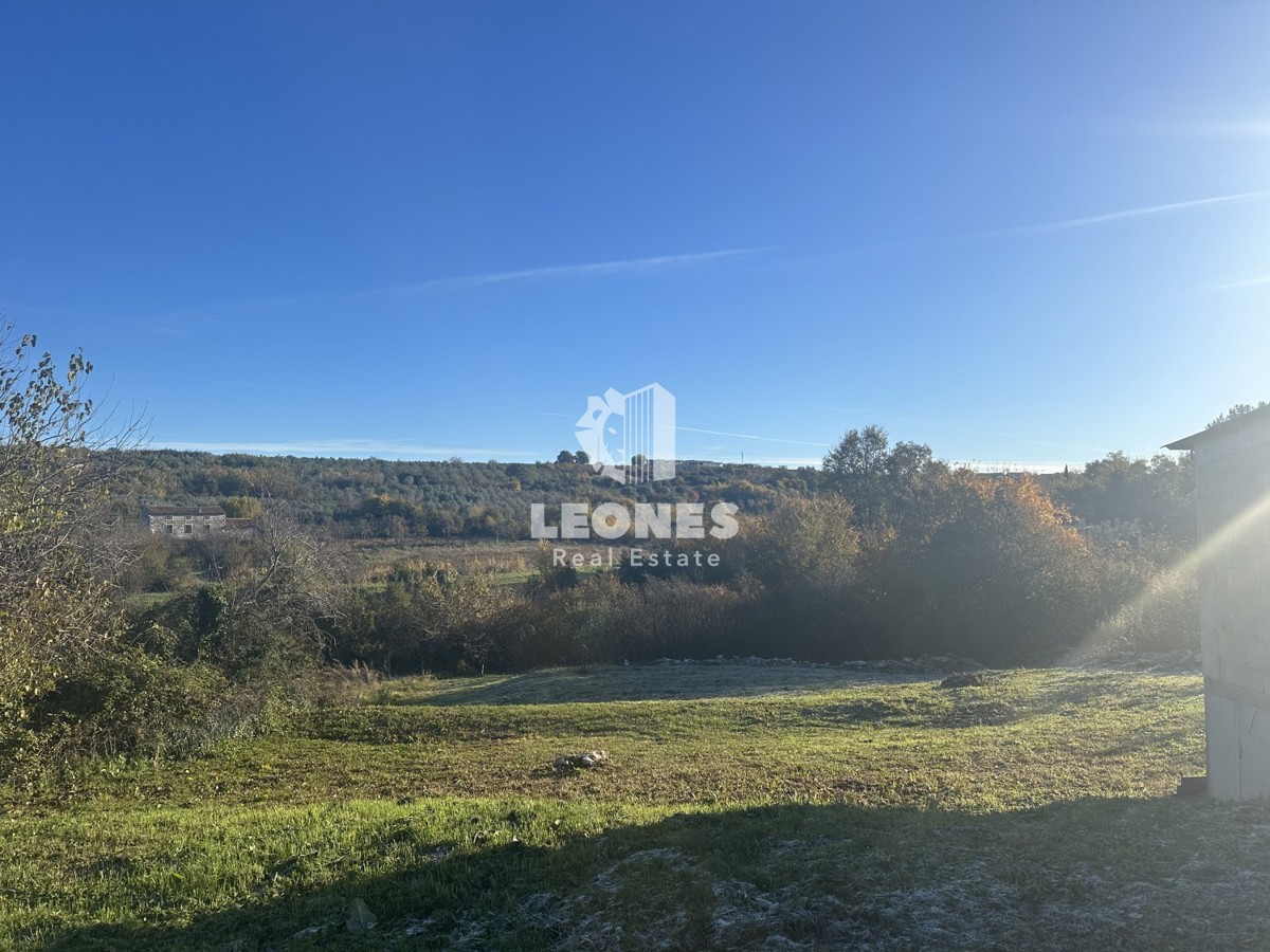 Terreno edificabile con progettazione concettuale a Verteneglio