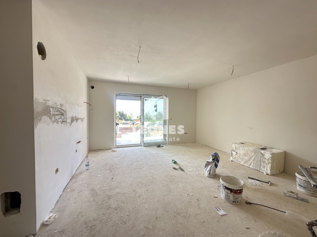 Confortevole appartamento con giardino a soli 500 metri dal mare a Zambratija
