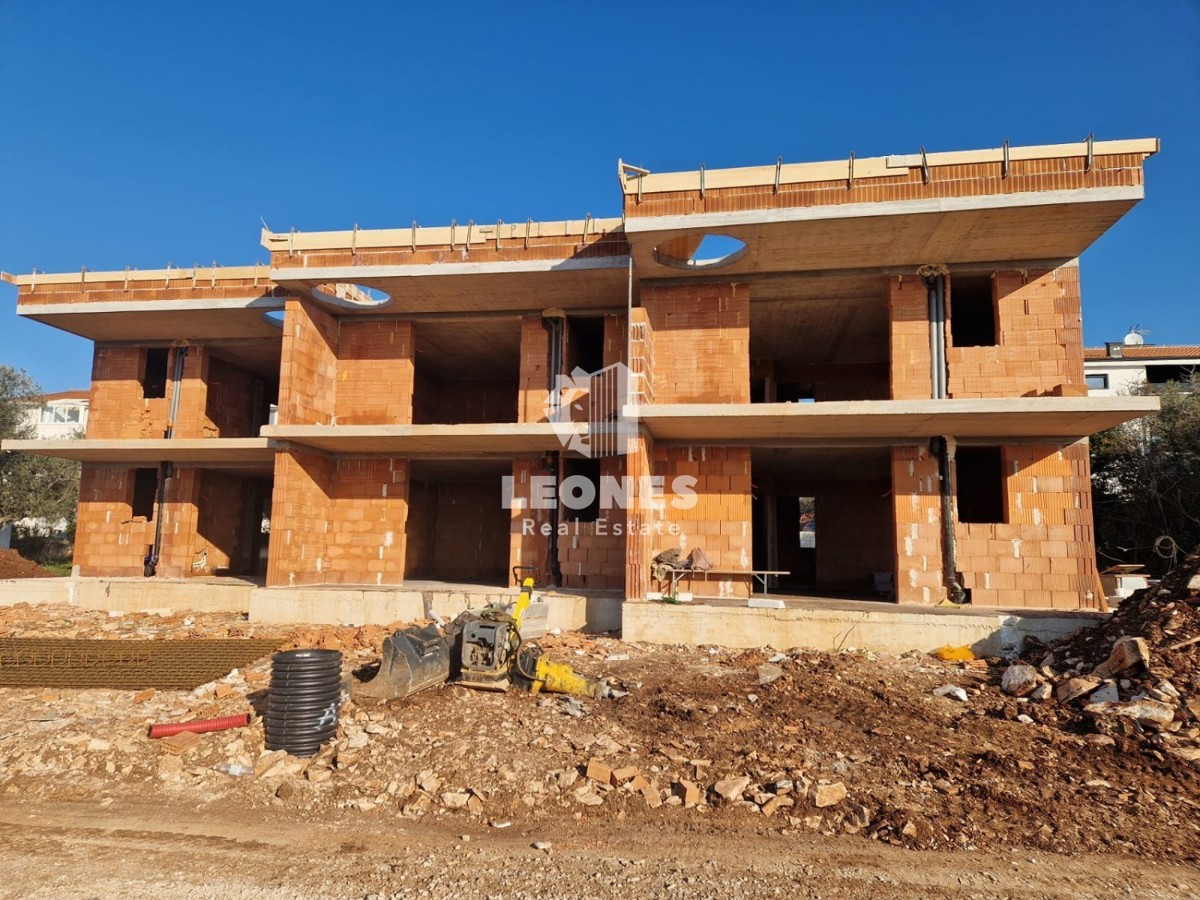 Confortevole appartamento con giardino a soli 500 metri dal mare a Zambratija