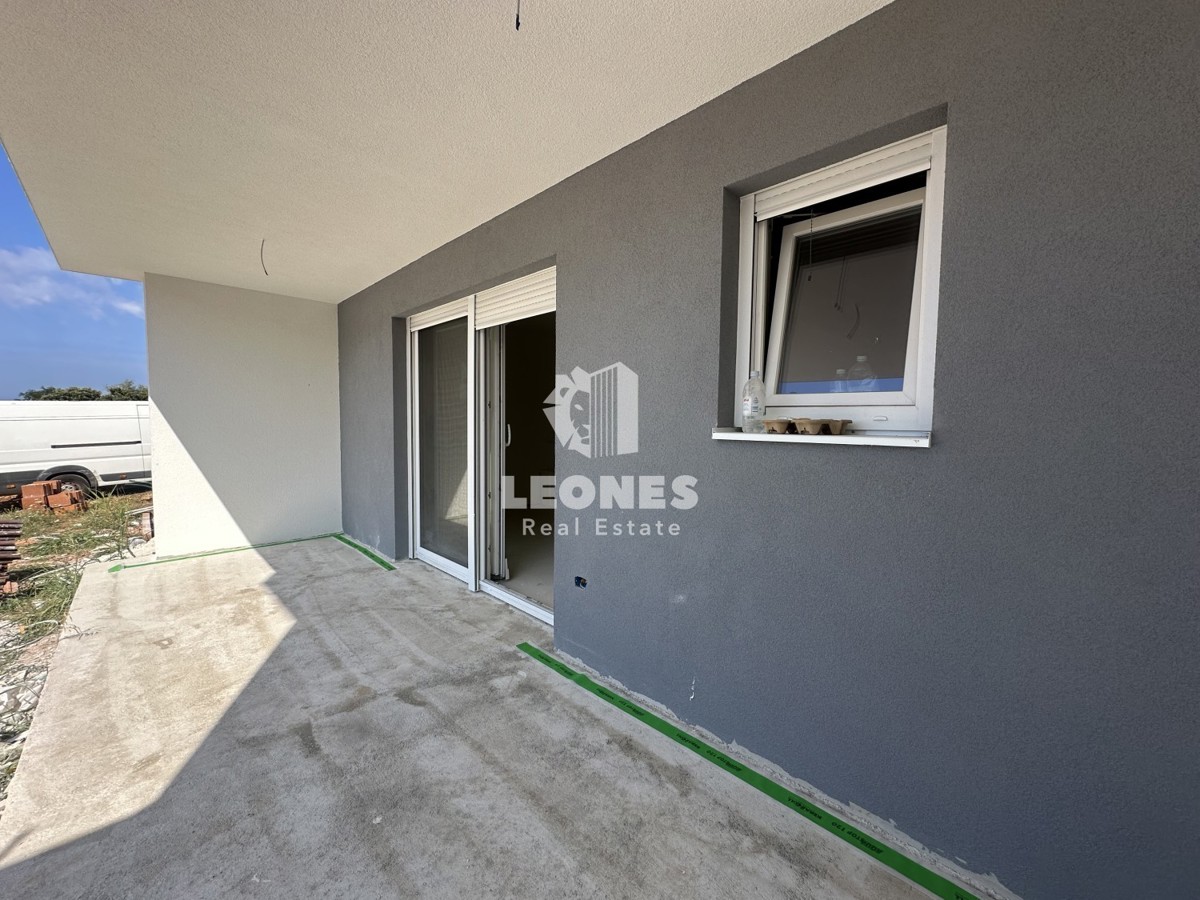 Confortevole appartamento con giardino a soli 500 metri dal mare a Zambratija