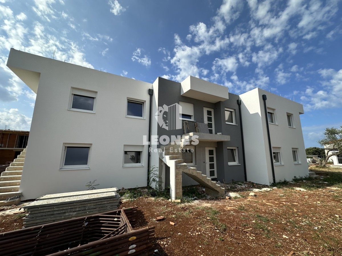 Confortevole appartamento con giardino a soli 500 metri dal mare a Zambratija