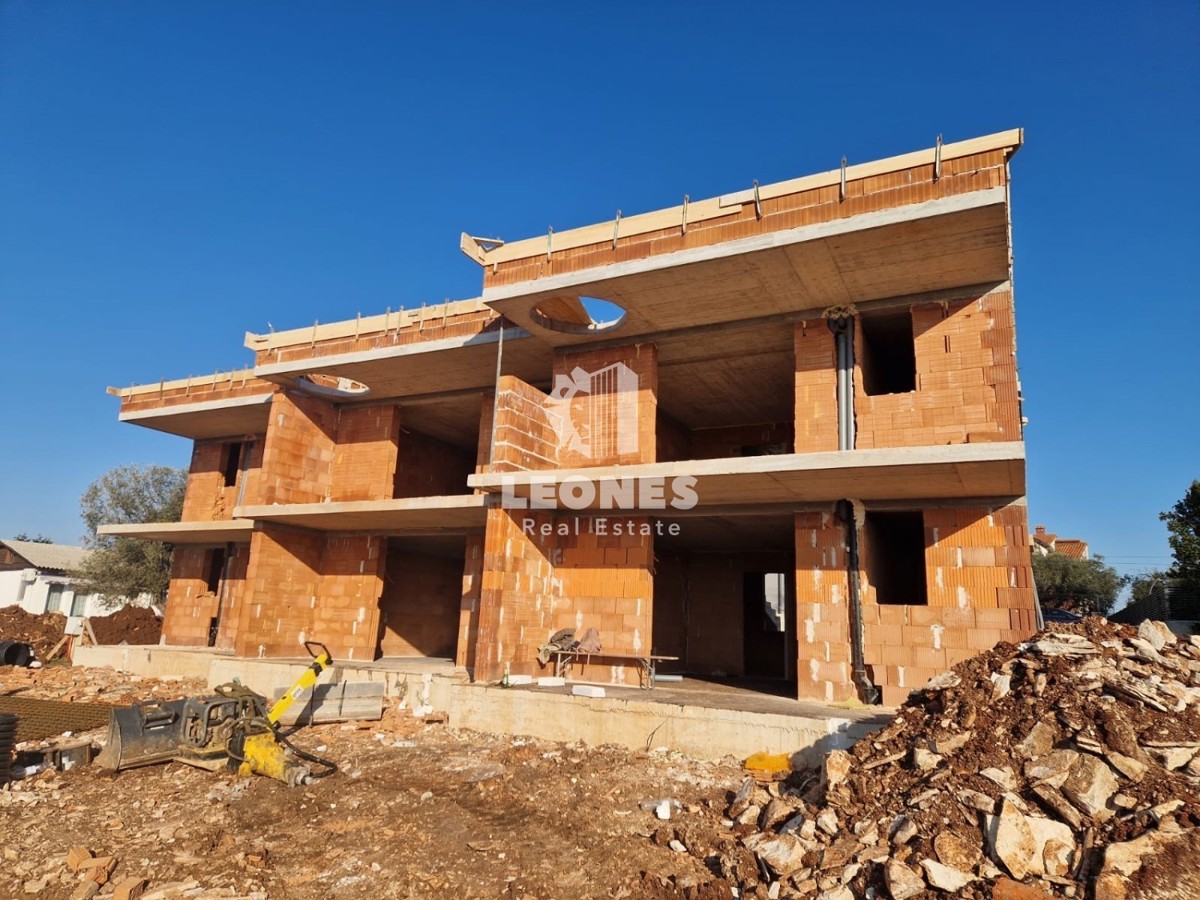Confortevole appartamento con giardino a soli 500 metri dal mare a Zambratija