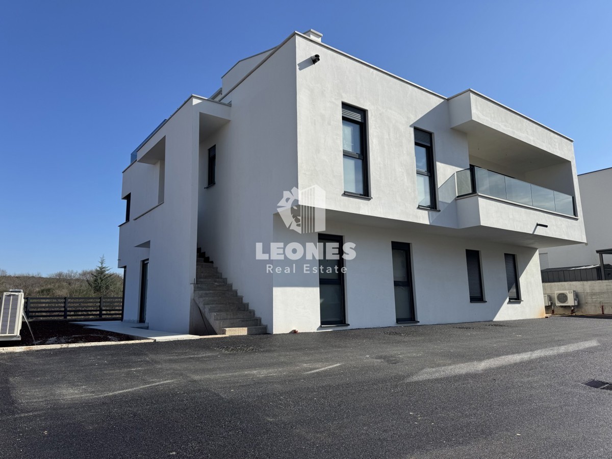Appartamento su due piani con ampia terrazza sul tetto nelle vicinanze di Umago, Zambratija