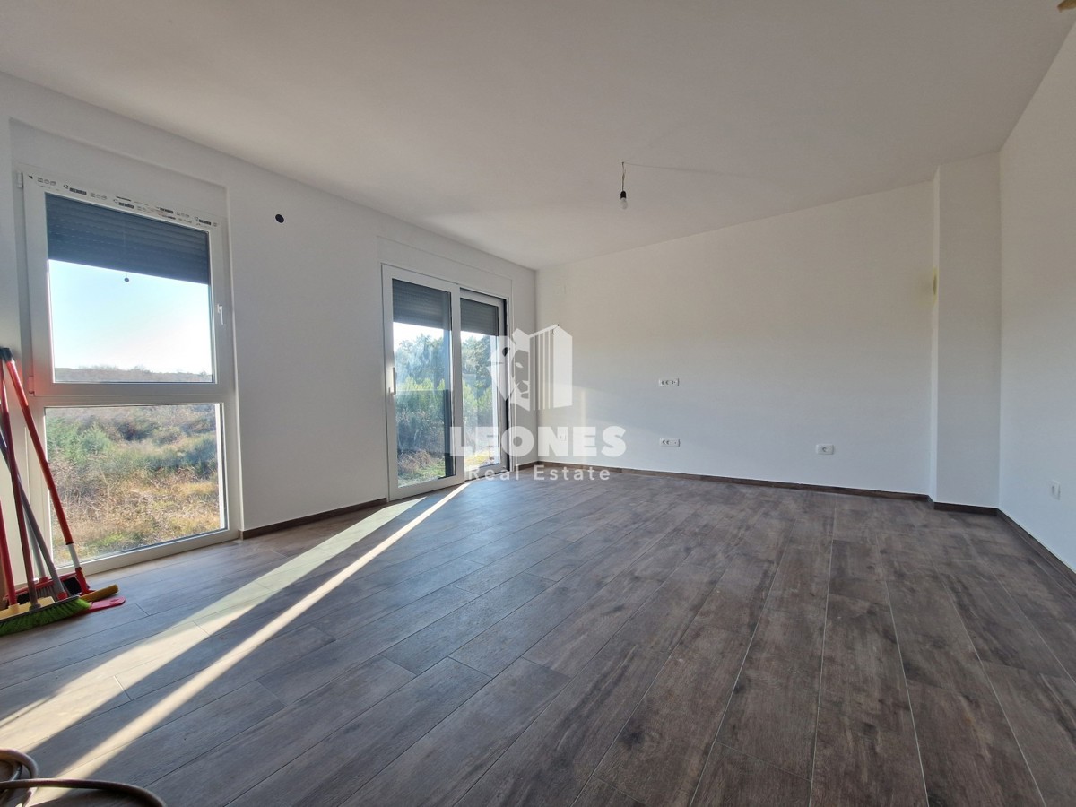 Appartamento su due piani con ampia terrazza sul tetto nelle vicinanze di Umago, Zambratija