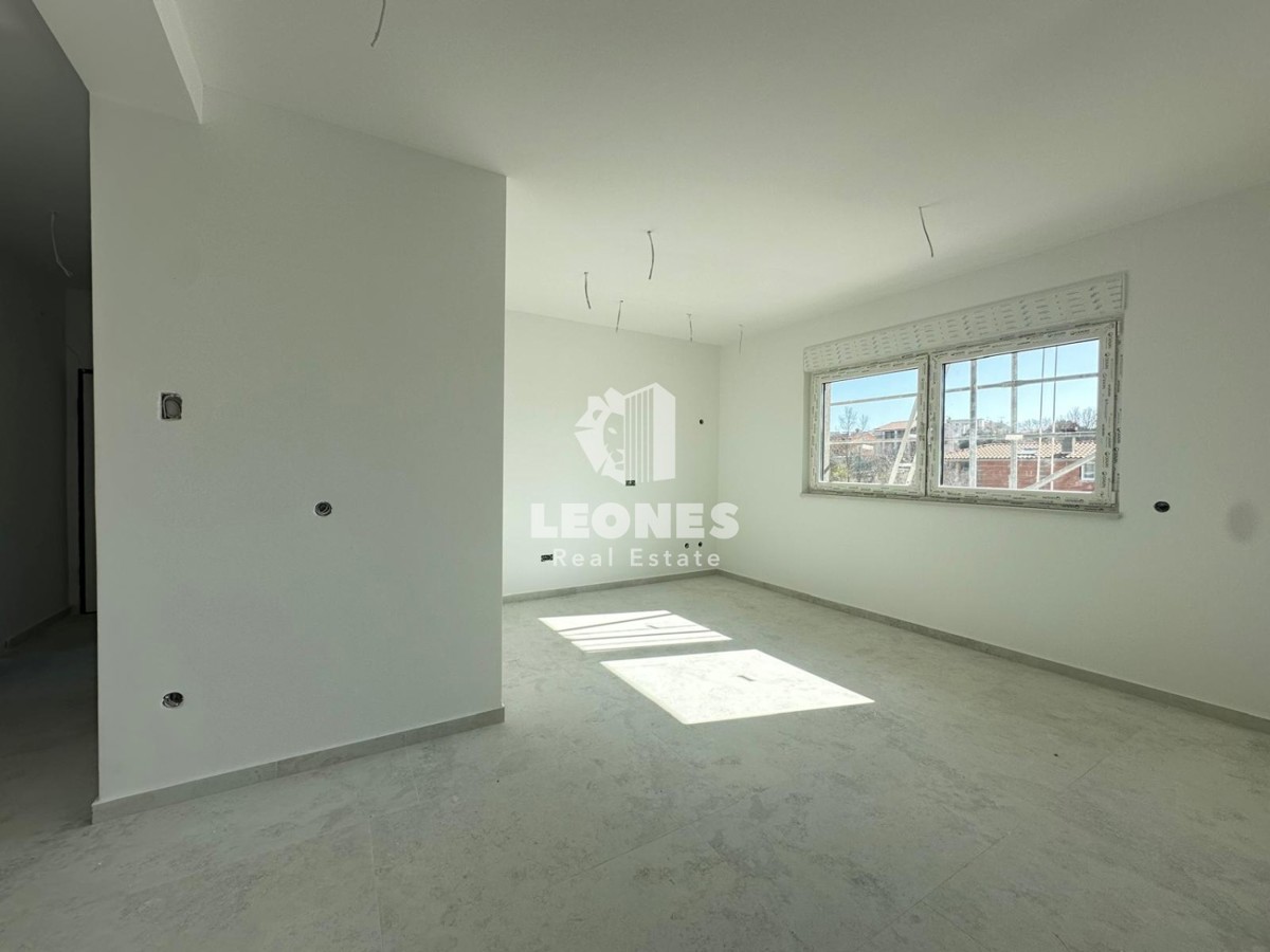 Moderno appartamento al primo piano in una nuova palazzina con ascensore a Tar