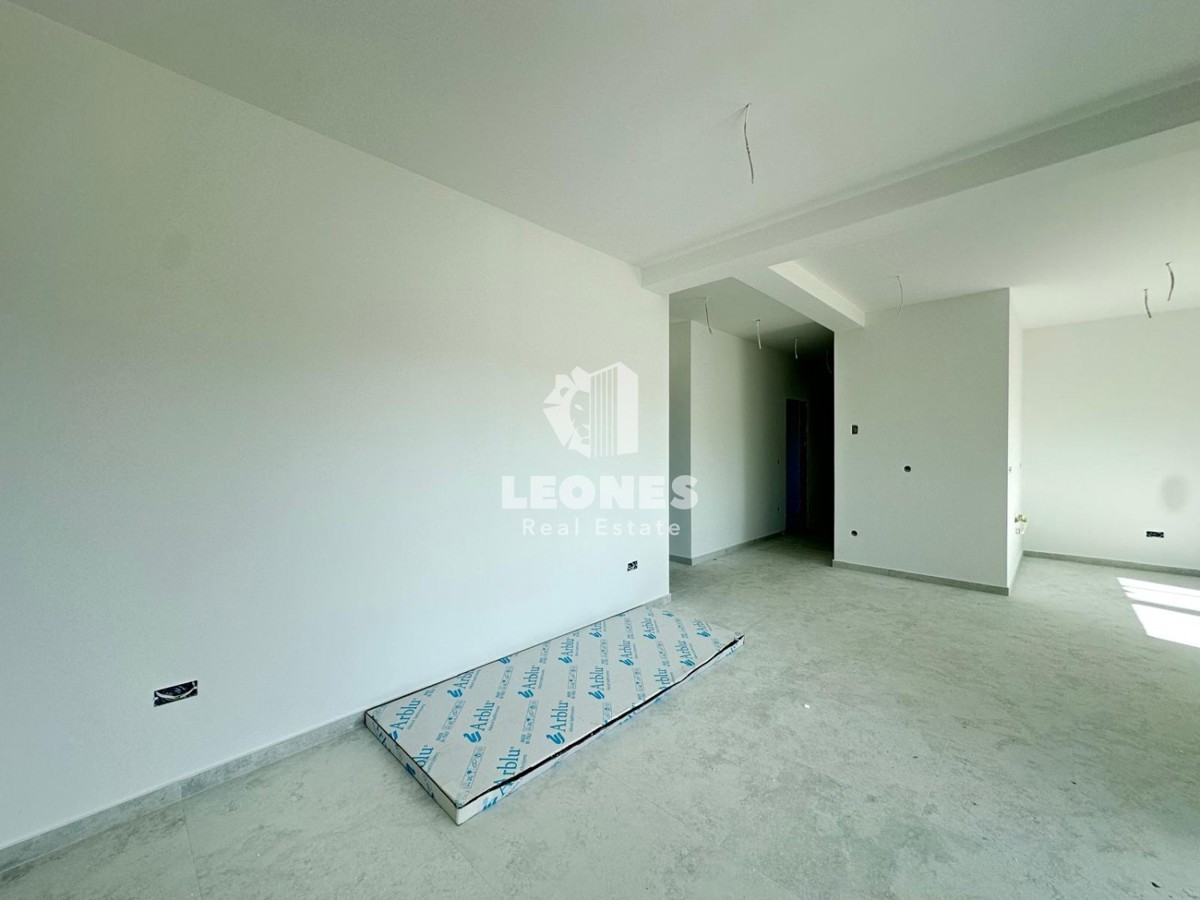 Moderno appartamento al primo piano in una nuova palazzina con ascensore a Tar
