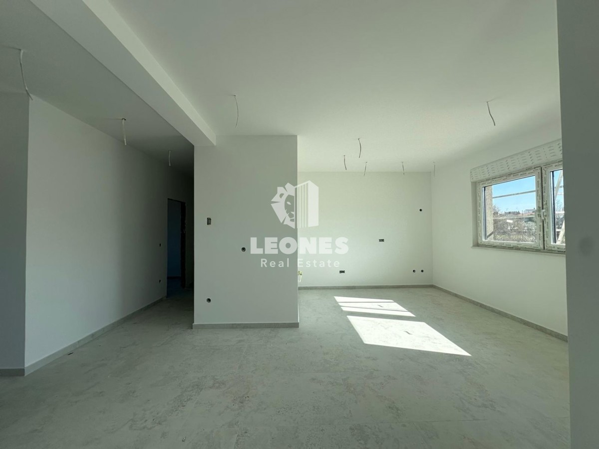 Moderno appartamento al primo piano in una nuova palazzina con ascensore a Tar