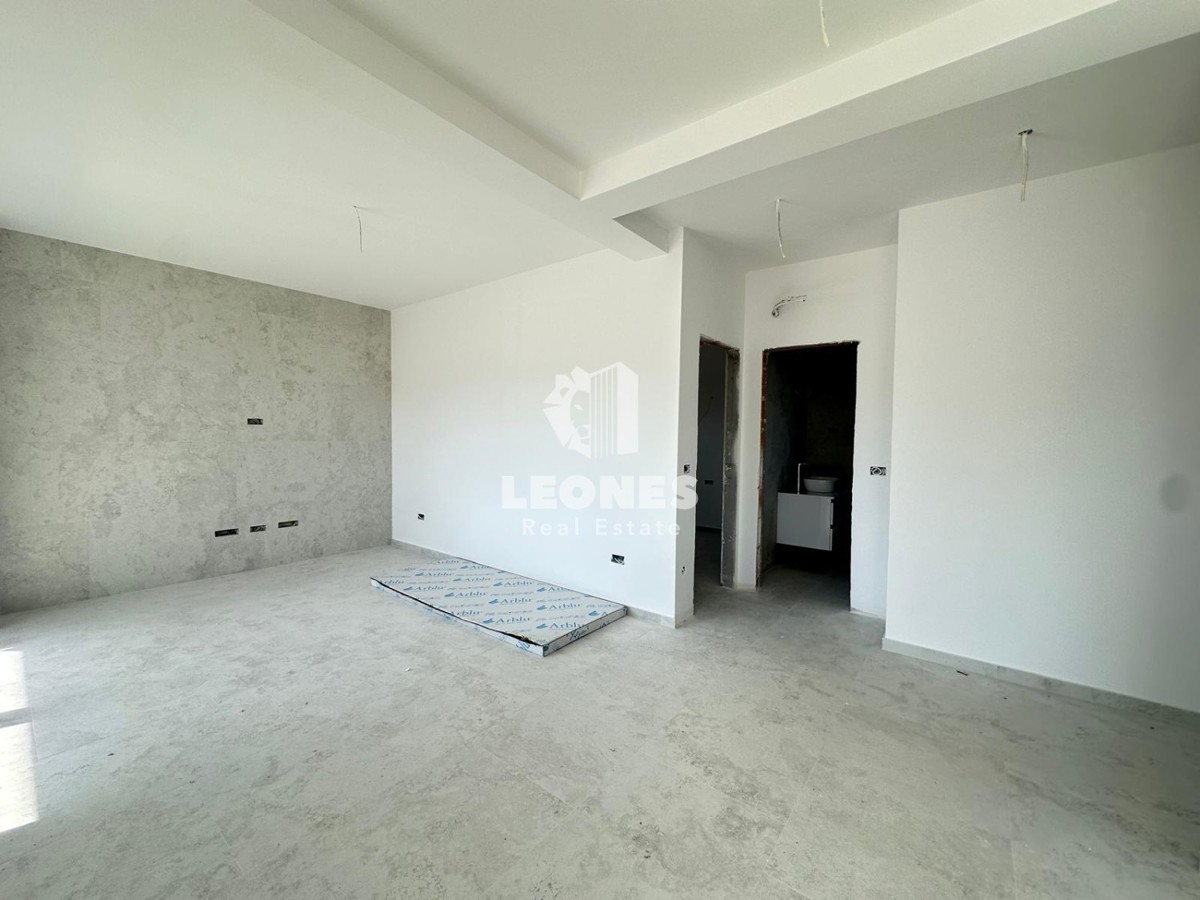 Moderno appartamento al primo piano in una nuova palazzina con ascensore a Tar