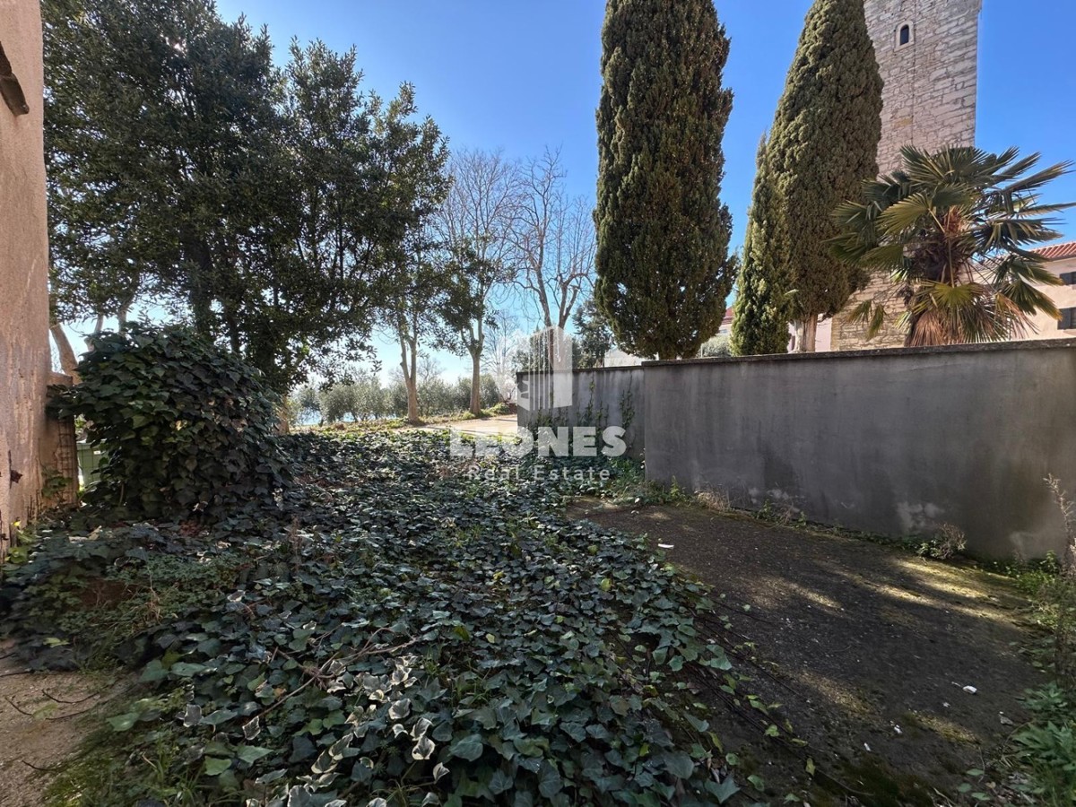 Terreno edificabile nel centro storico a soli 10 metri dal mare a San Lorenzo