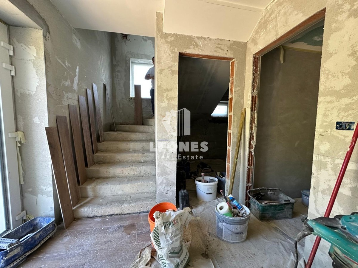 Incantevole casa in pietra con vista sul mare e piscina a sfioro nelle vicinanze di Buie