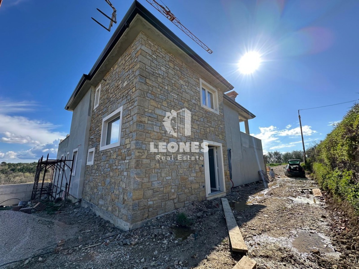 Incantevole casa in pietra con vista sul mare e piscina a sfioro nelle vicinanze di Buie