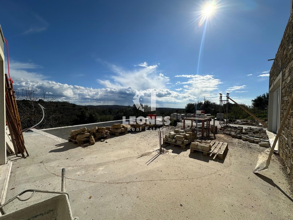 Incantevole casa in pietra con vista sul mare e piscina a sfioro nelle vicinanze di Buie