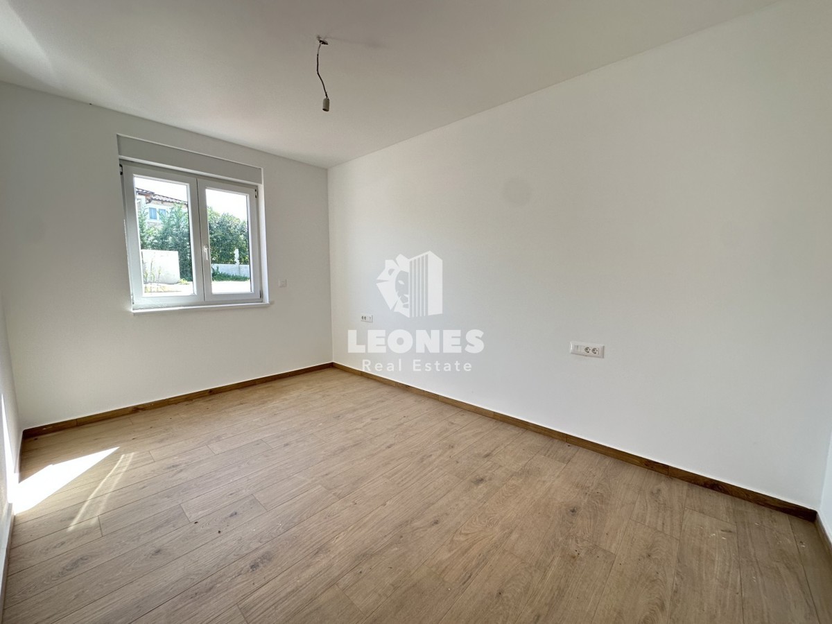 Moderne Wohnung mit Garten im Erdgeschoss eines Neubaus in der Umgebung von Poreč ...