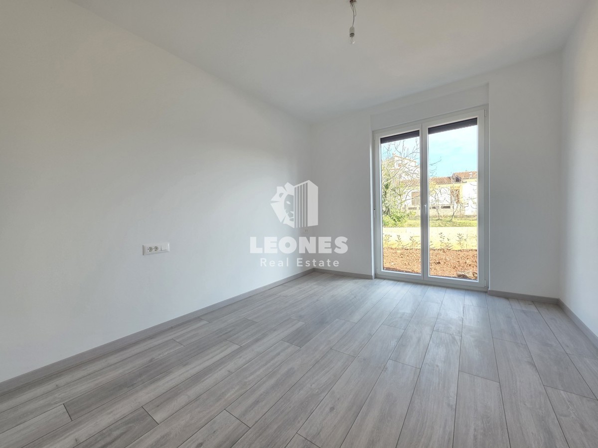 Appartamento al piano terra con giardino in un edificio di nuova costruzione di qualità a Vabriga, vicino a Poreč -  Parenzo