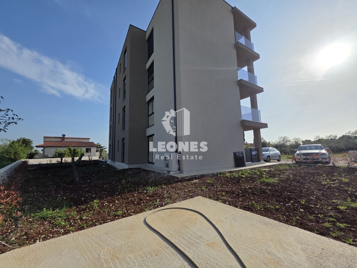 Appartamento al piano terra con giardino in un edificio di nuova costruzione di qualità a Vabriga, vicino a Poreč -  Parenzo