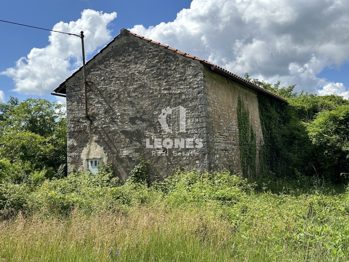 Bella casa in pietra da ristrutturare in zona appartata con ampio cortile e vista sul verde