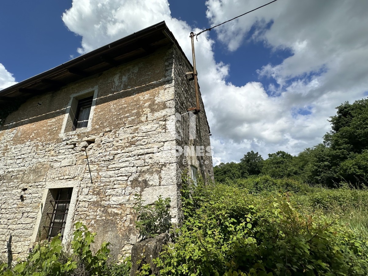 Bella casa in pietra da ristrutturare in zona appartata con ampio cortile e vista sul verde